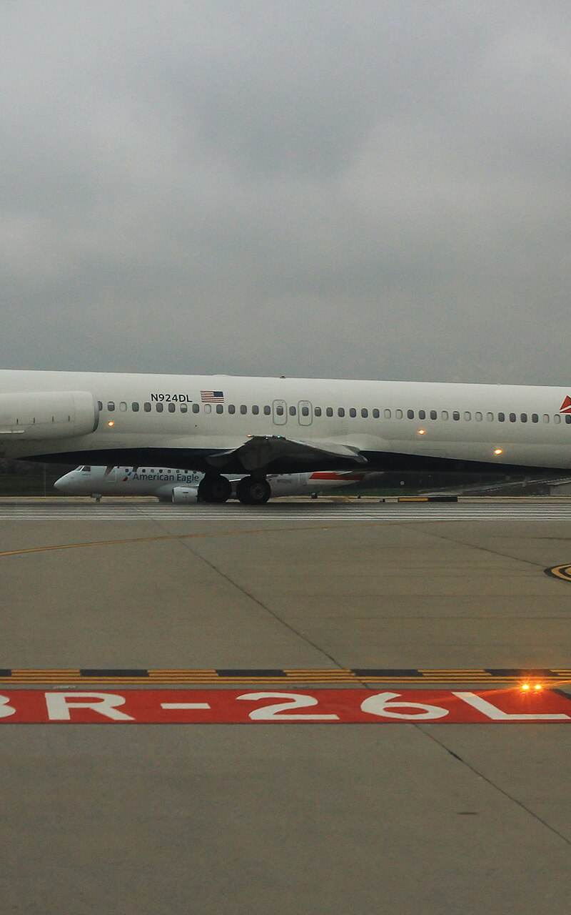 N924DL - Twin-engine aircraft