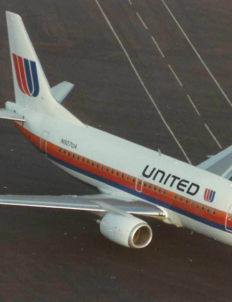 N927UA - Twin-engine aircraft