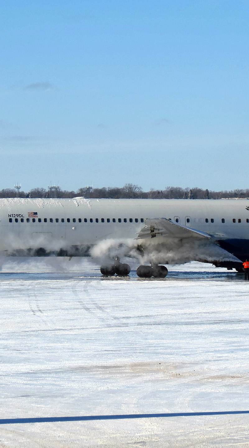 N129DL - Twin-engine aircraft