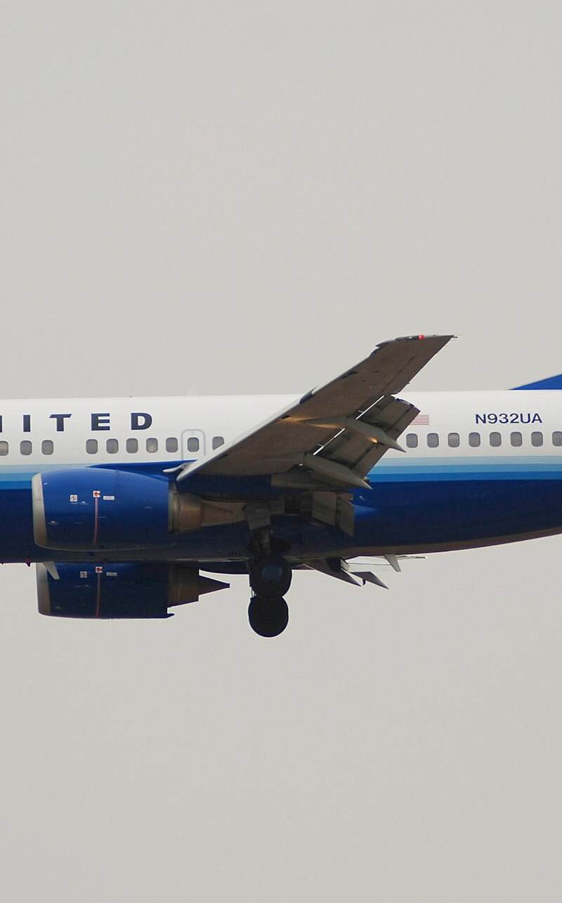 N932UA - Twin-engine aircraft