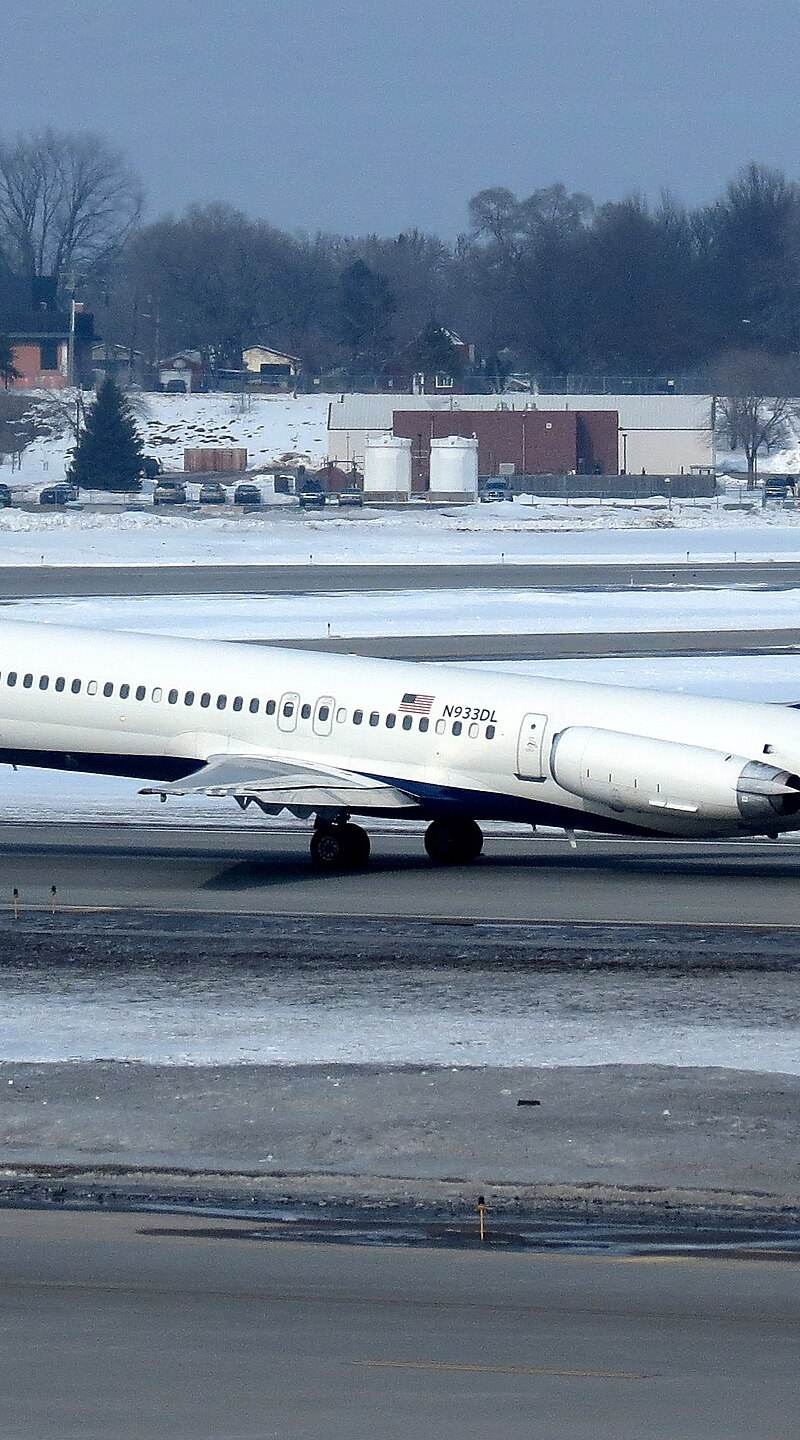 N933DL - Twin-engine aircraft