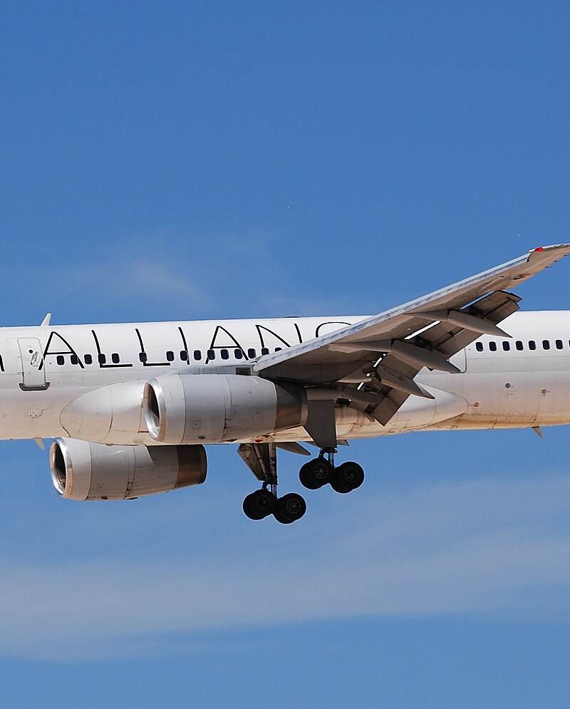 N933UW - Twin-engine aircraft