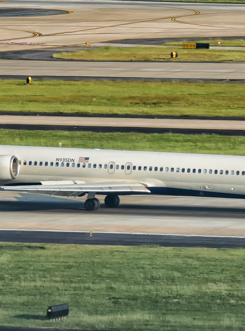 N935DN - Douglas