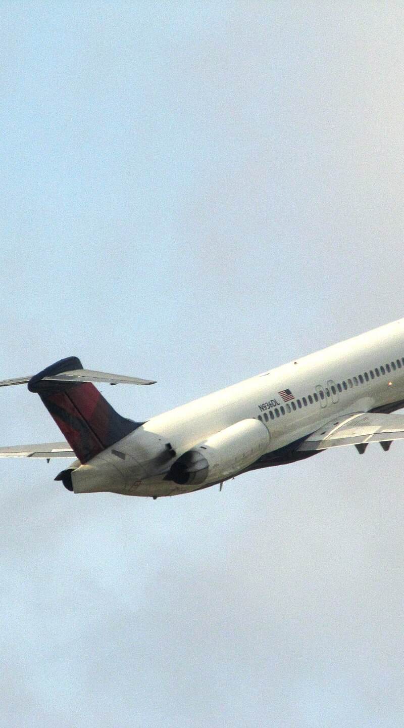 N936DL - Twin-engine aircraft