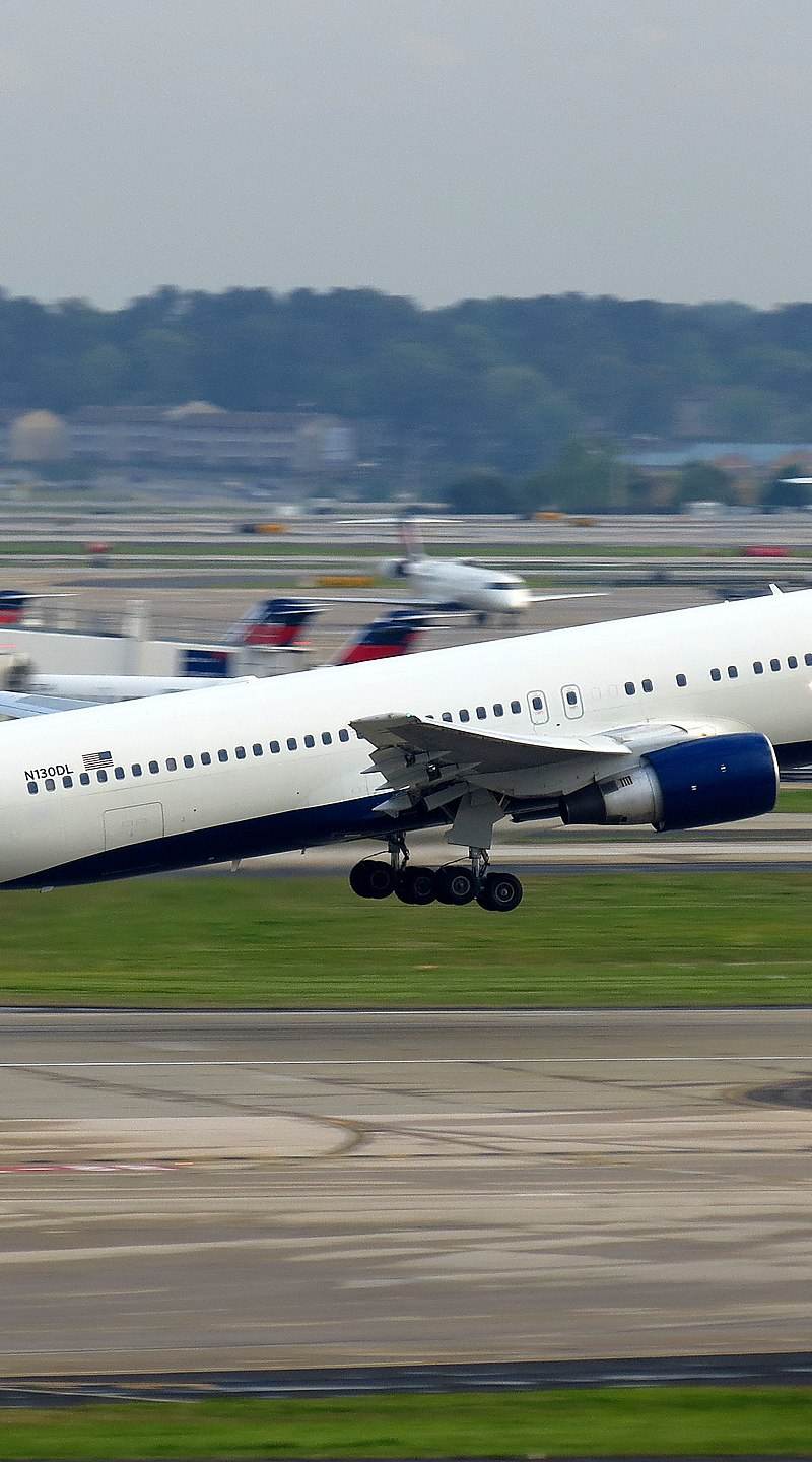 N130DL - Twin-engine aircraft