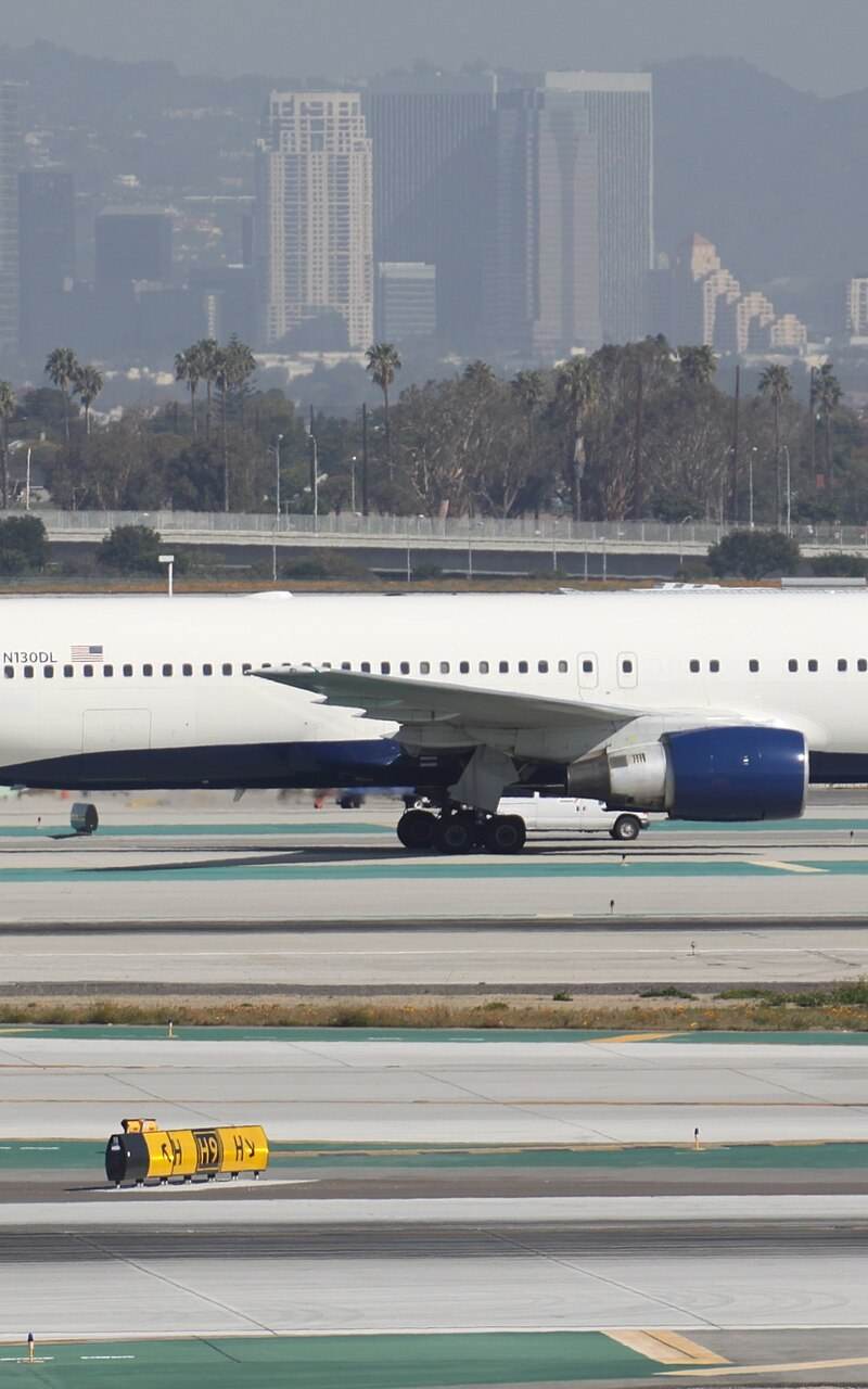 N130DL - Twin-engine aircraft