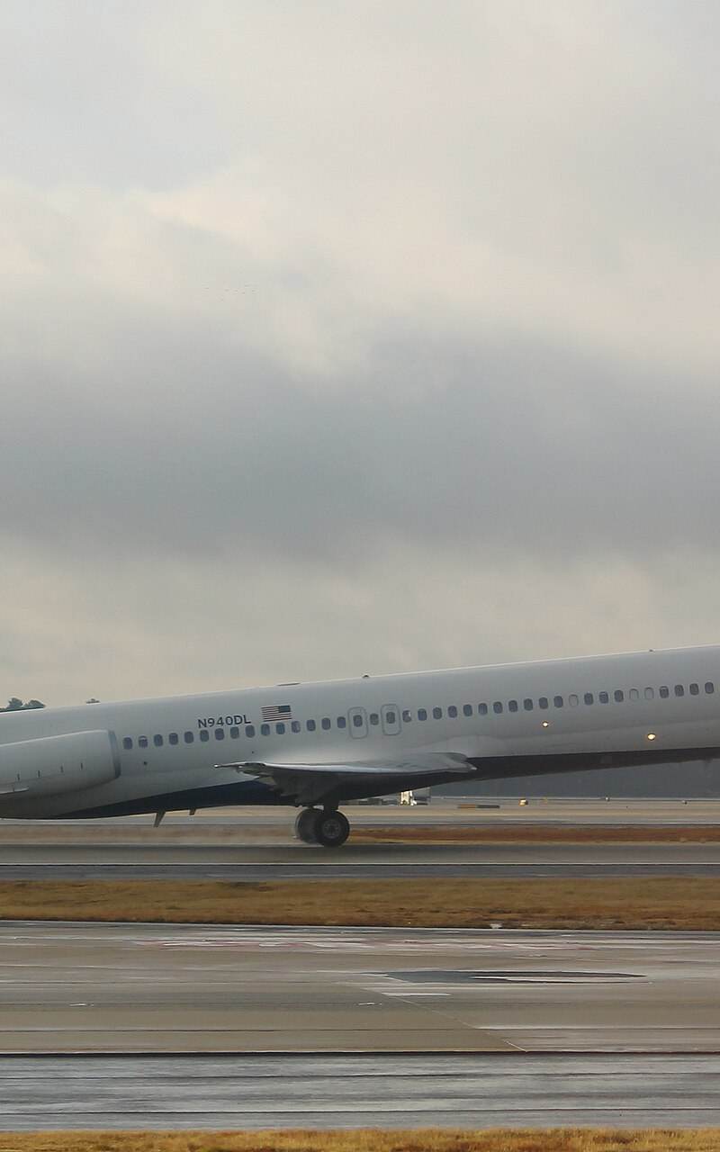 N940DL - Twin-engine aircraft