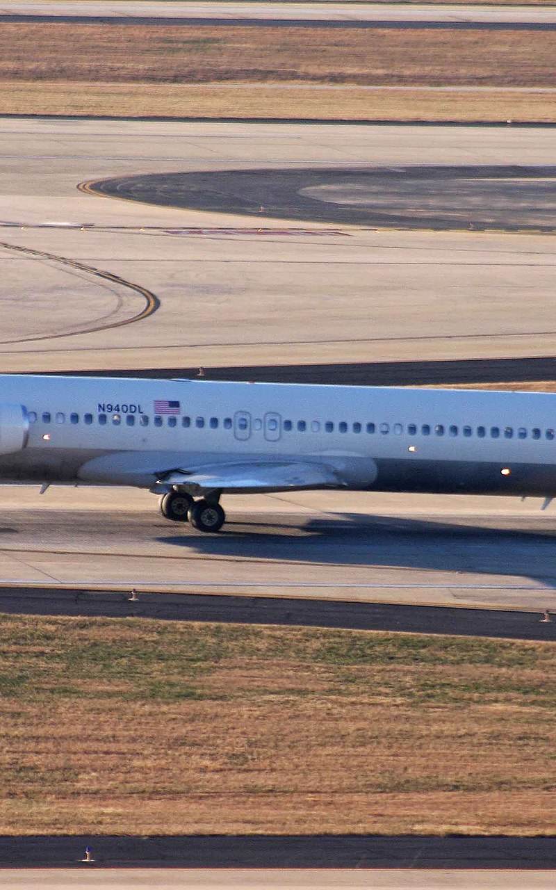 N940DL - Twin-engine aircraft