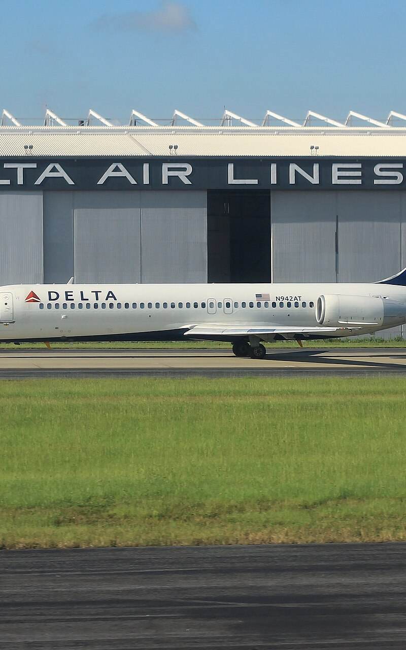 N942DL - Twin-engine aircraft