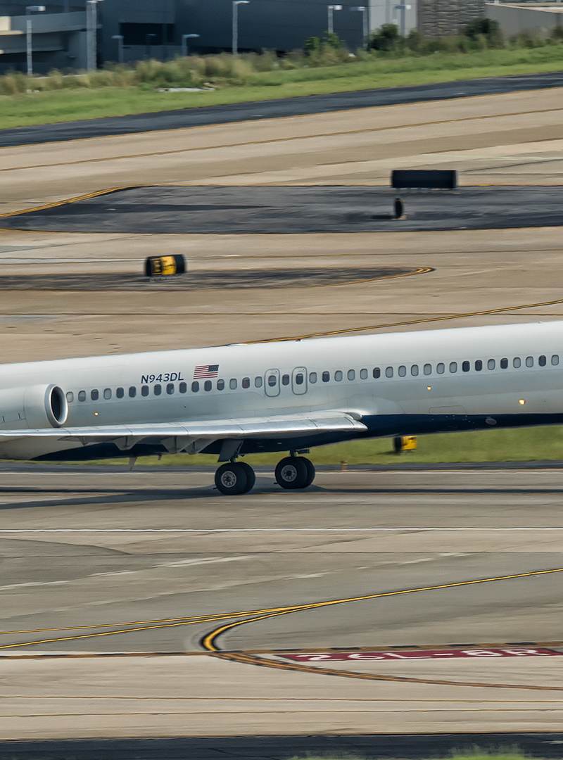 N943DL - Douglas
