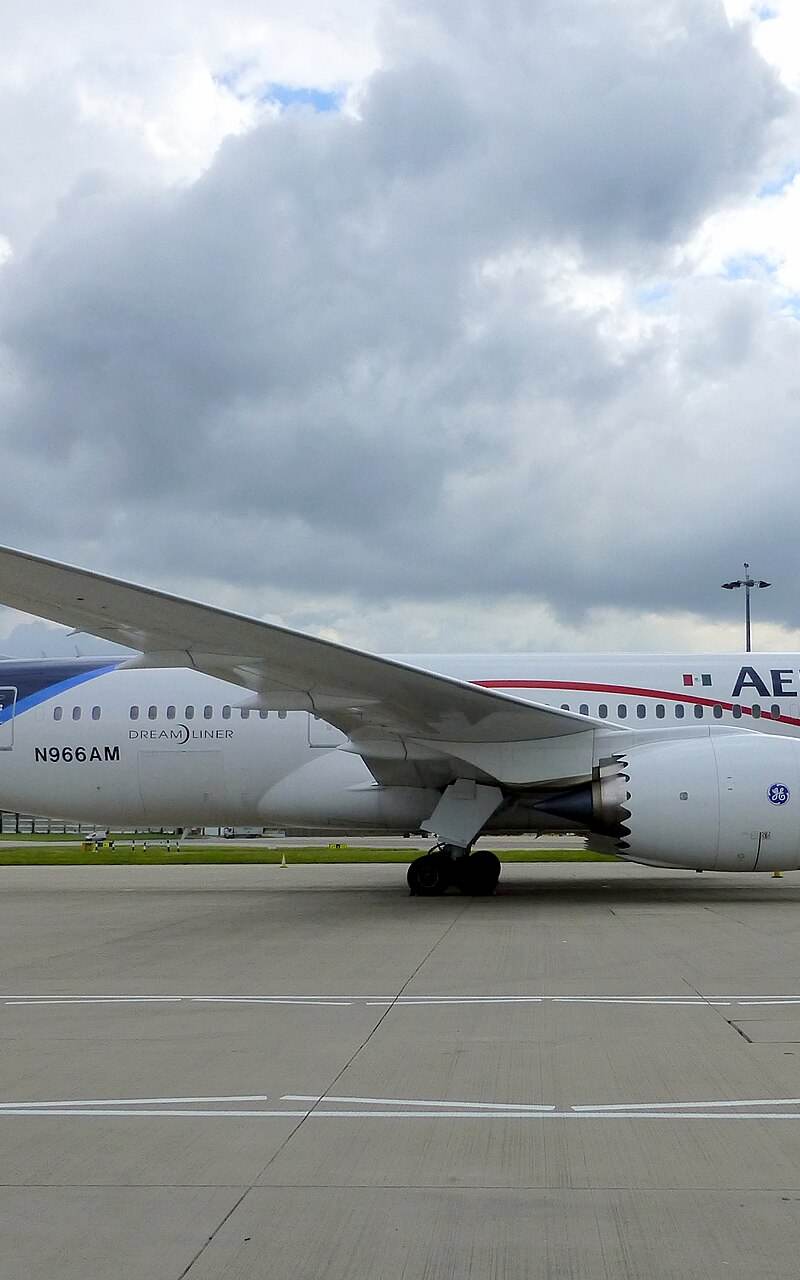 N966AM - Twin-engine aircraft