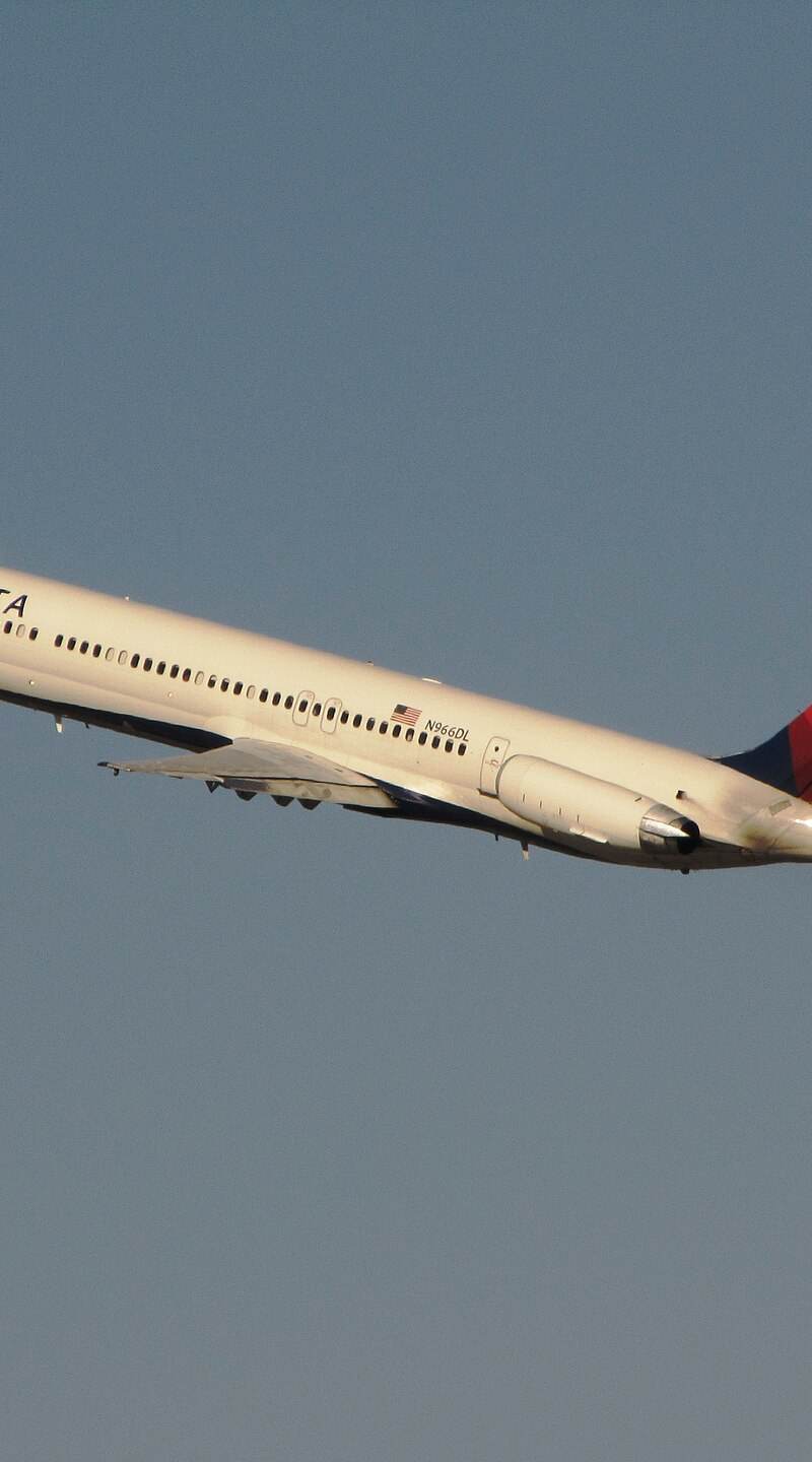 N966DL - Twin-engine aircraft
