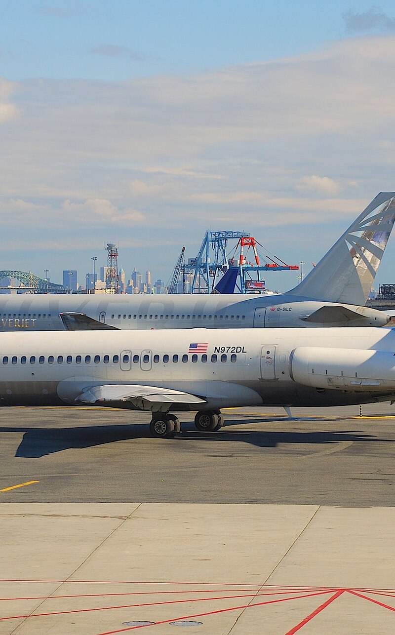 N972DL - Twin-engine aircraft