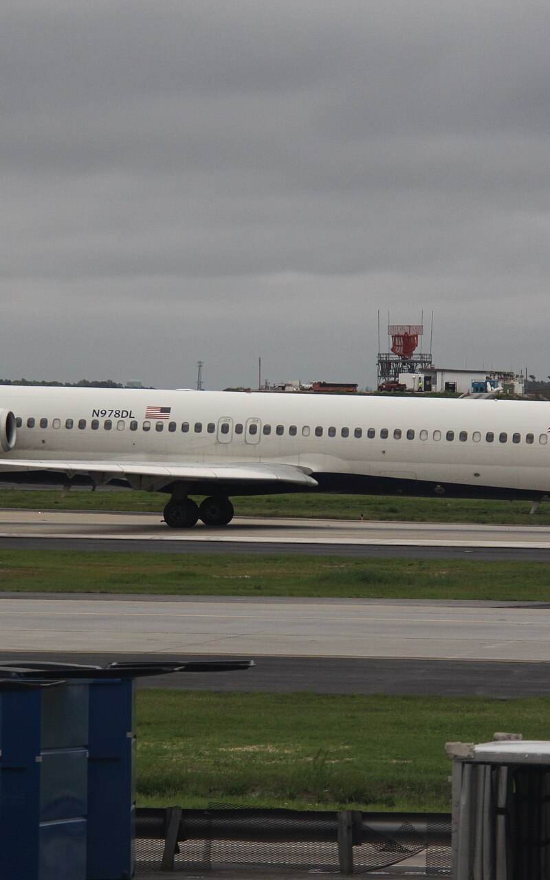 N978DL - Twin-engine aircraft