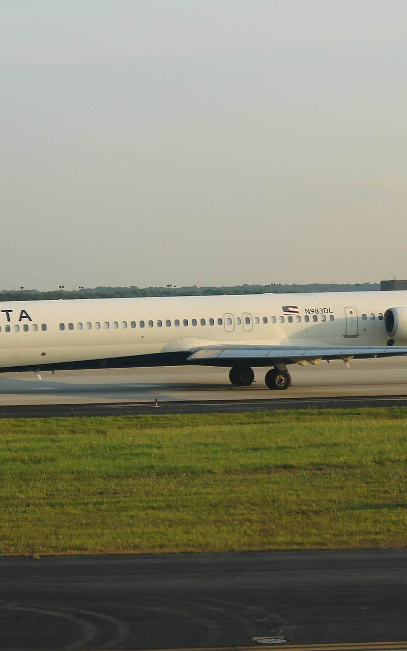 N983DL - Twin-engine aircraft
