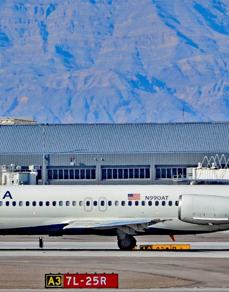 N990AT - Twin-engine aircraft