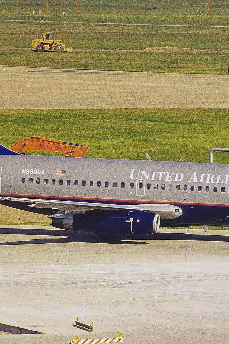 N990UA - Twin-engine aircraft