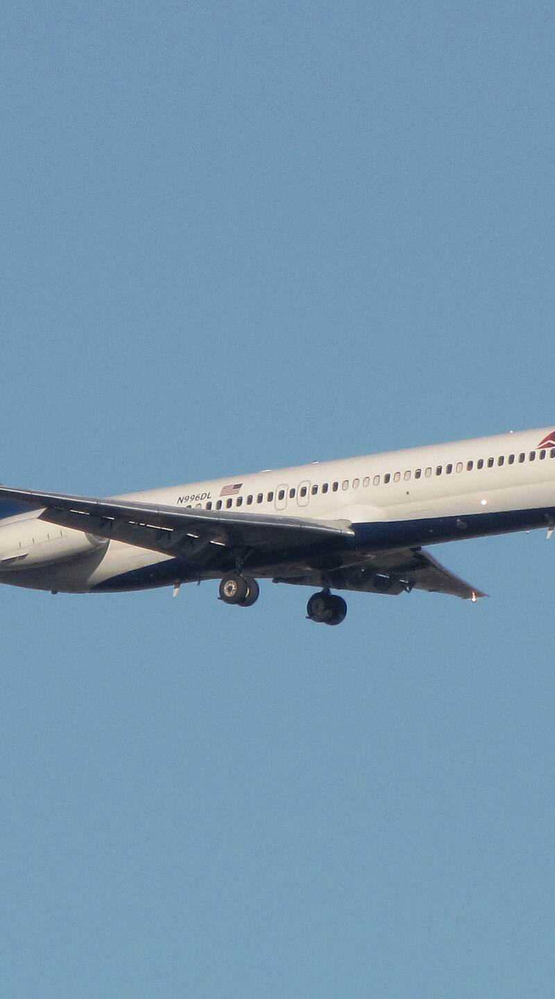 N996DL - Twin-engine aircraft