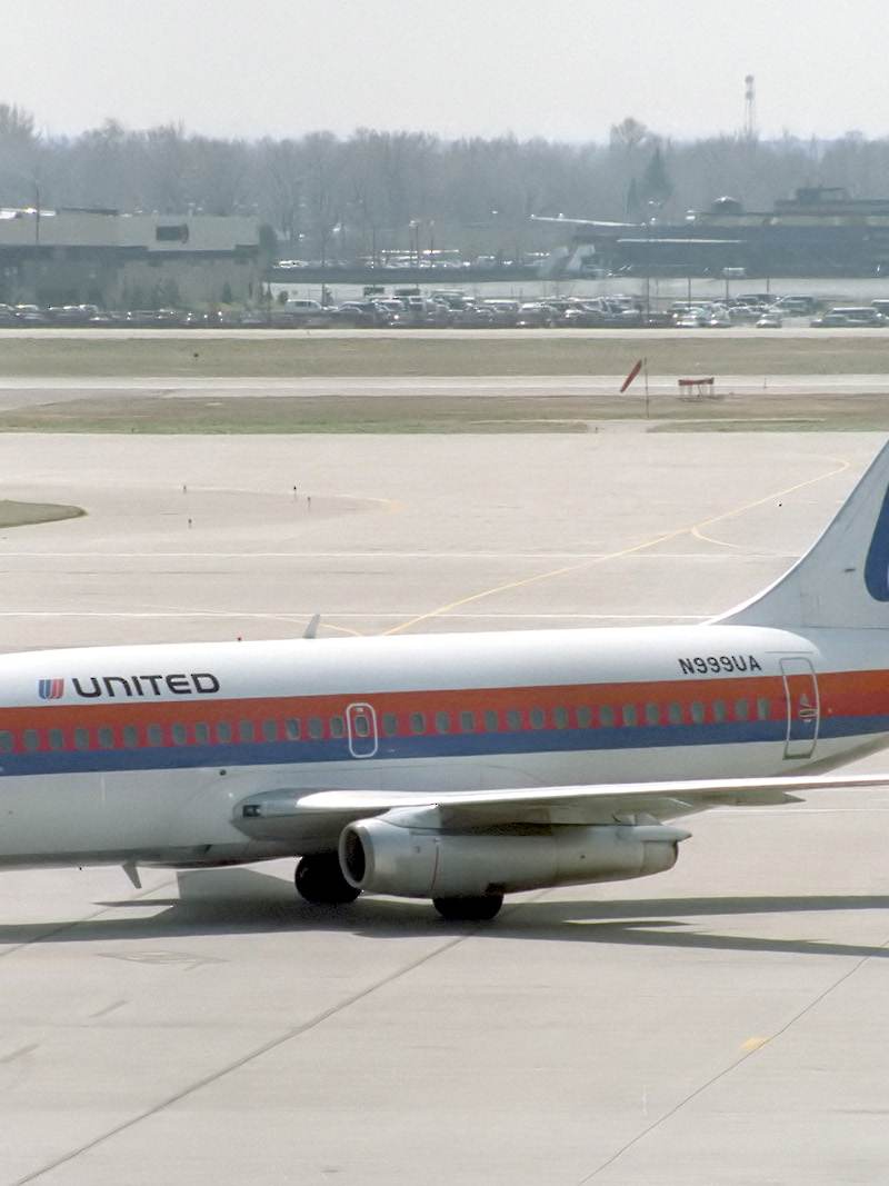 N999UA - Twin-engine aircraft