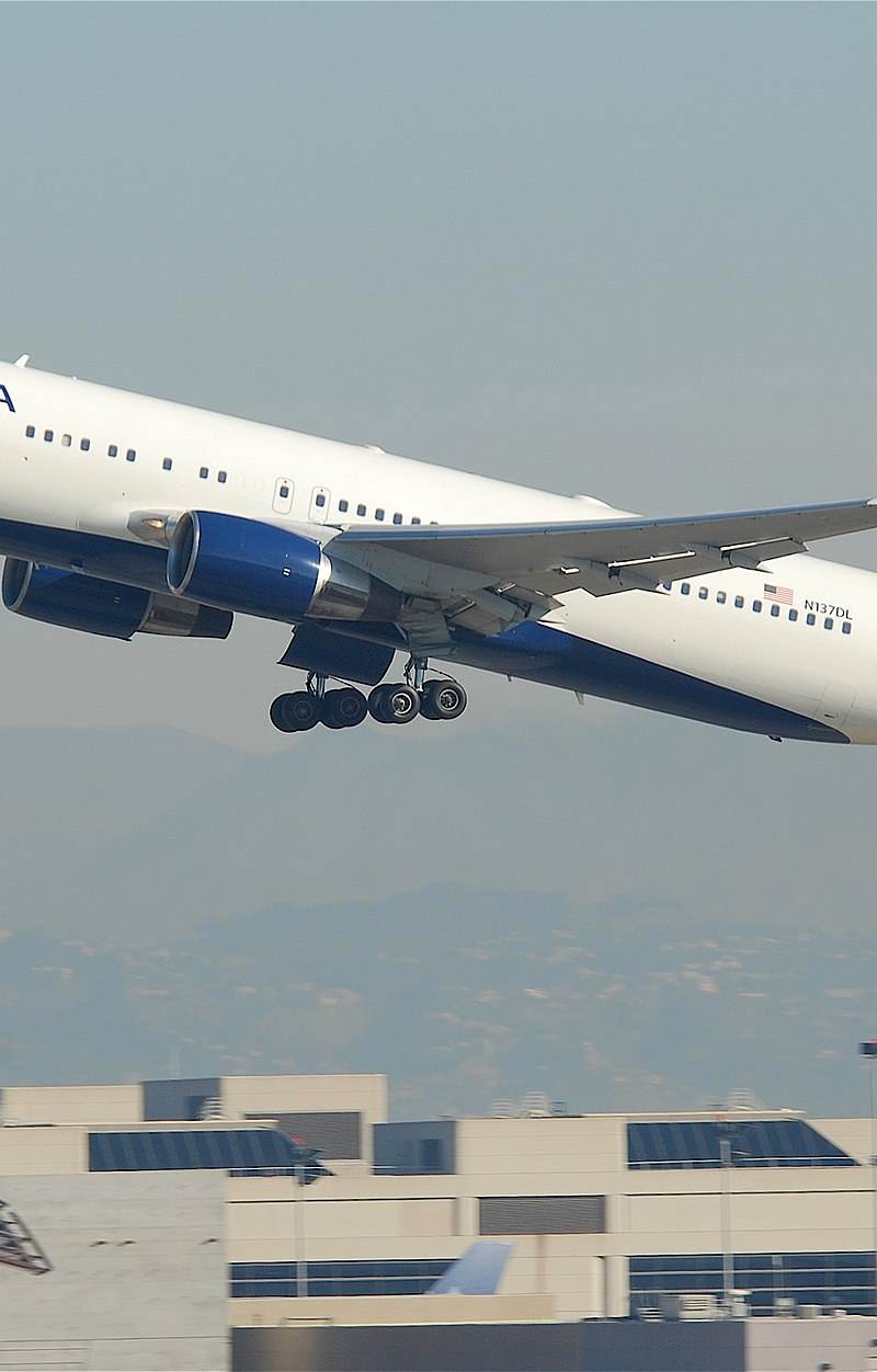 N137DL - Twin-engine aircraft