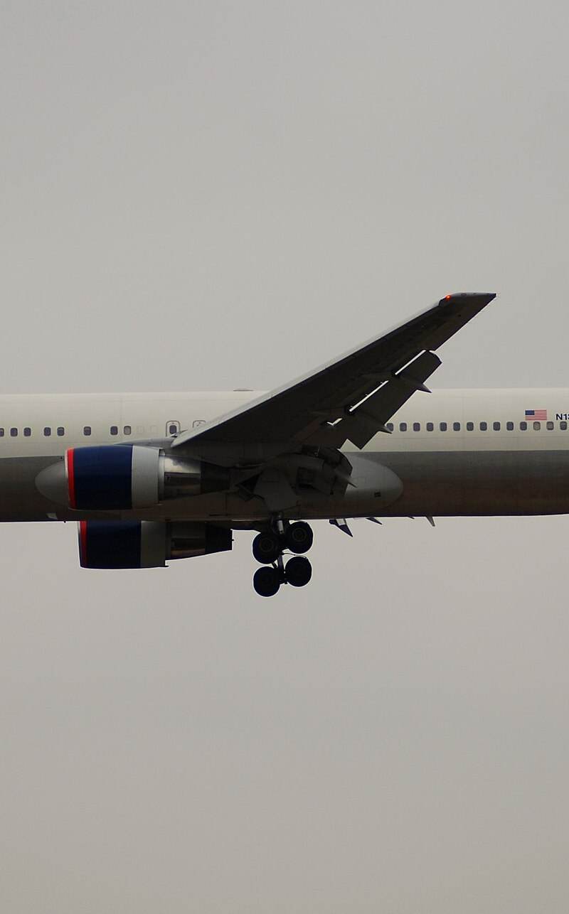 N137DL - Twin-engine aircraft