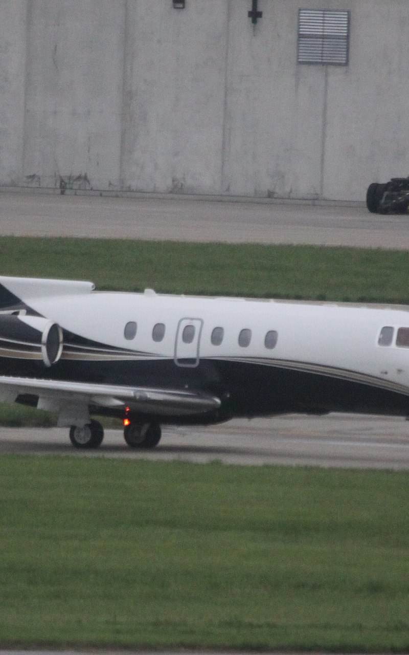 N137LA - Business jet