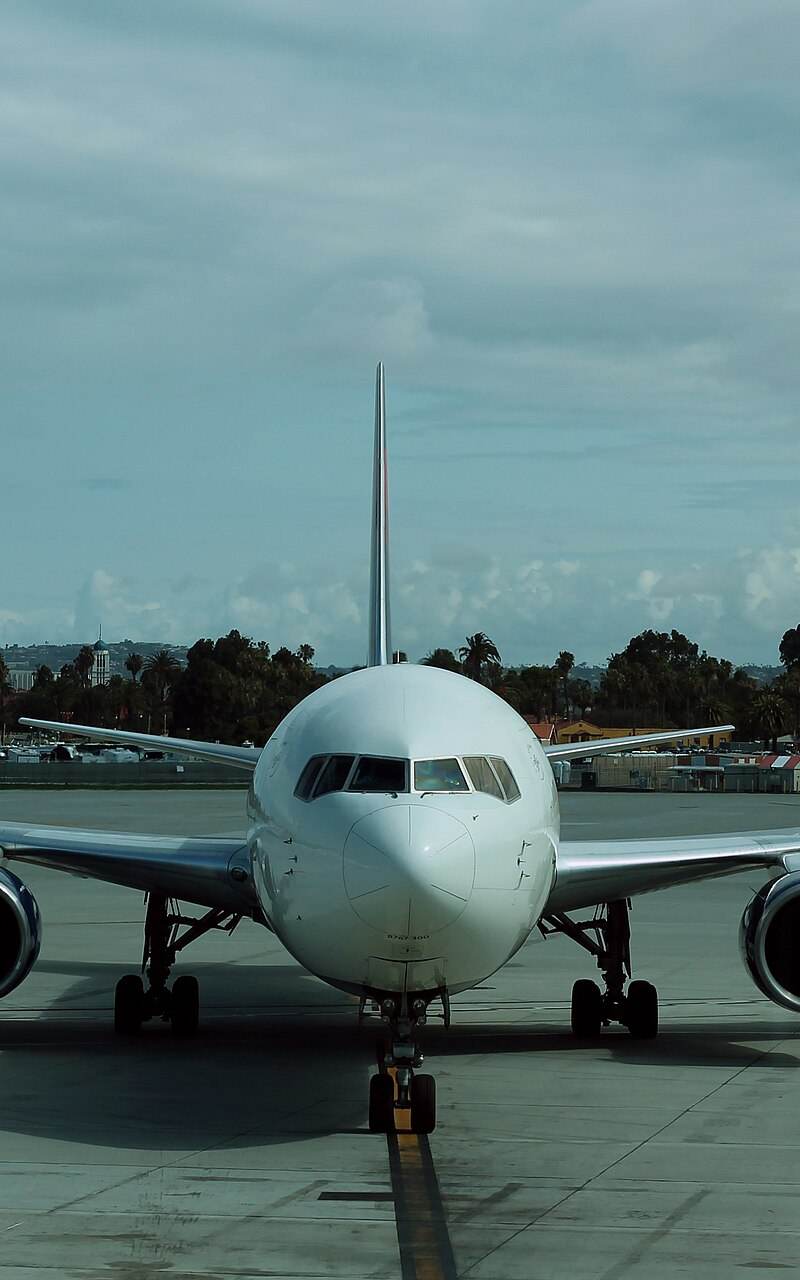 N138DL - Twin-engine aircraft