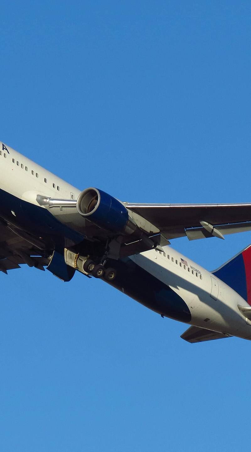 N138DL - Twin-engine aircraft