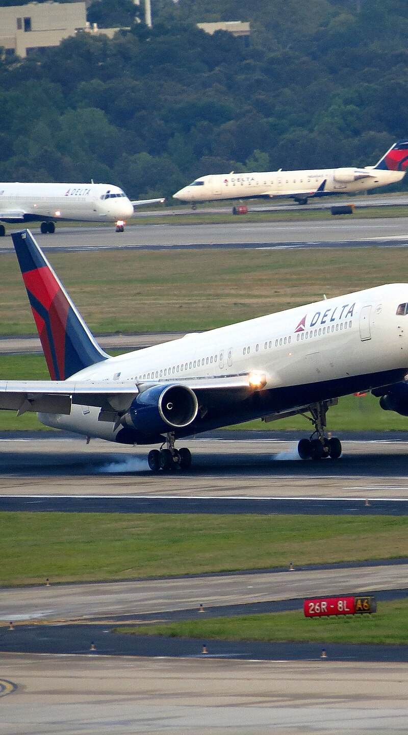N138DL - Twin-engine aircraft