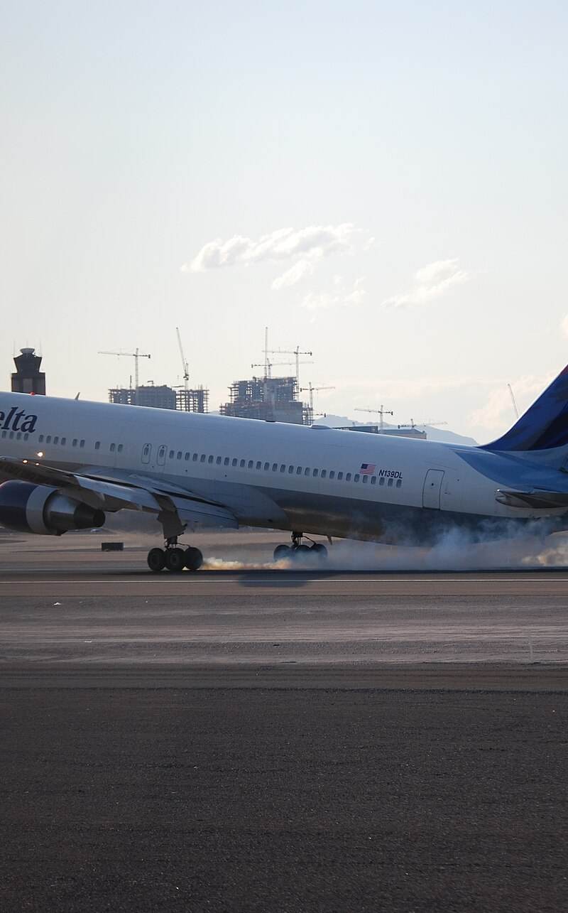 N139DL - Twin-engine aircraft