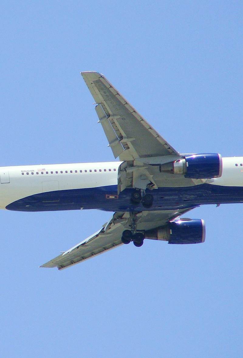 N1604R - Twin-engine aircraft