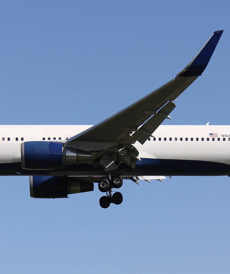 N1604R - Twin-engine aircraft