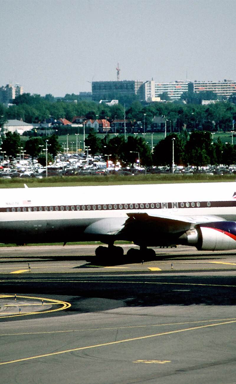 N1607B - Twin-engine aircraft