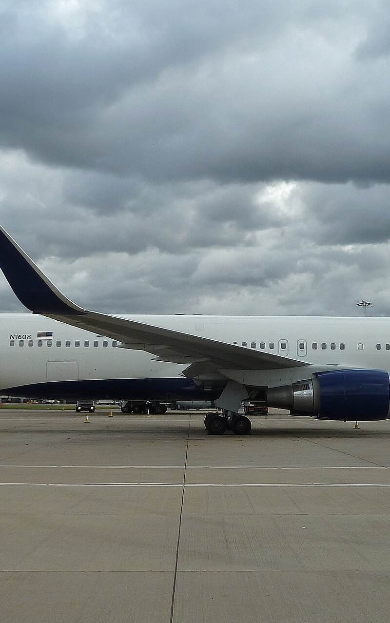 N1608 - Twin-engine aircraft