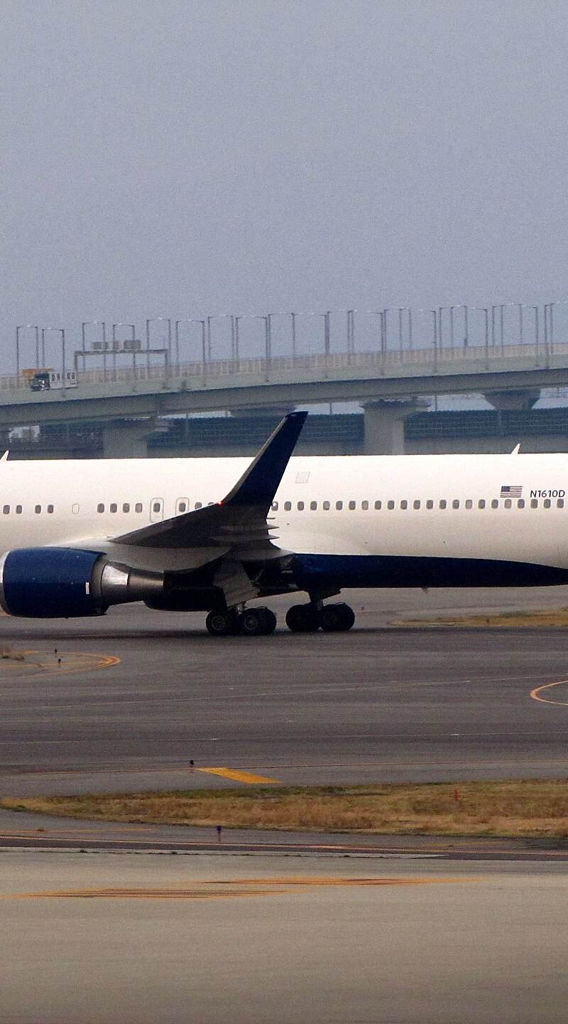N1610D - Twin-engine aircraft