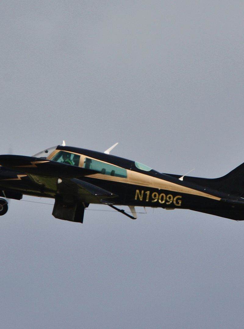 N1909G - Twin-engine aircraft