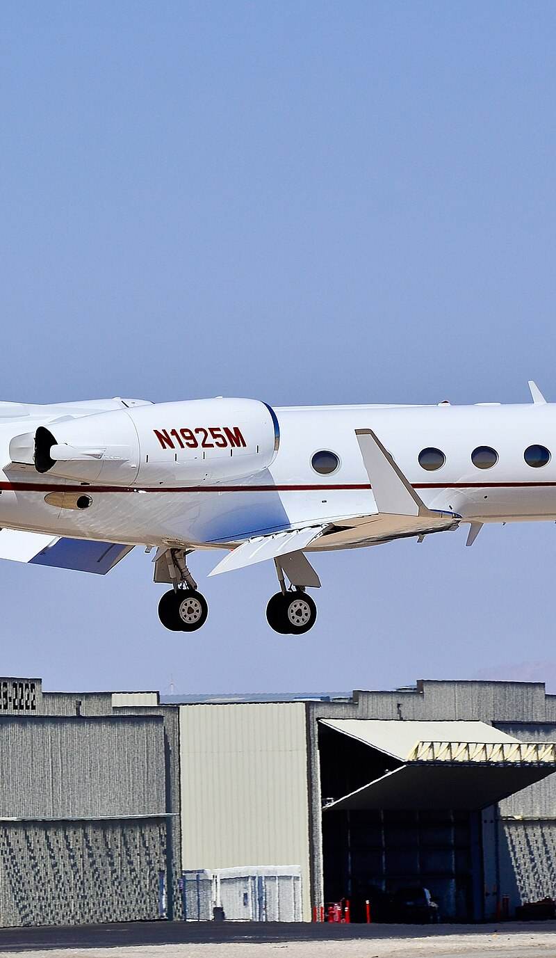 N1925M - Business jet