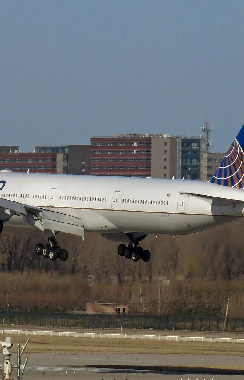N2333U - Twin-engine aircraft
