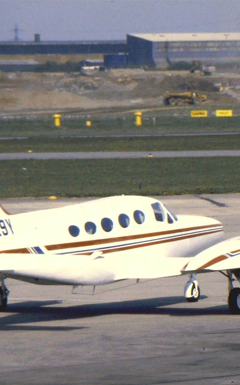 N2729Y - Twin-engine aircraft