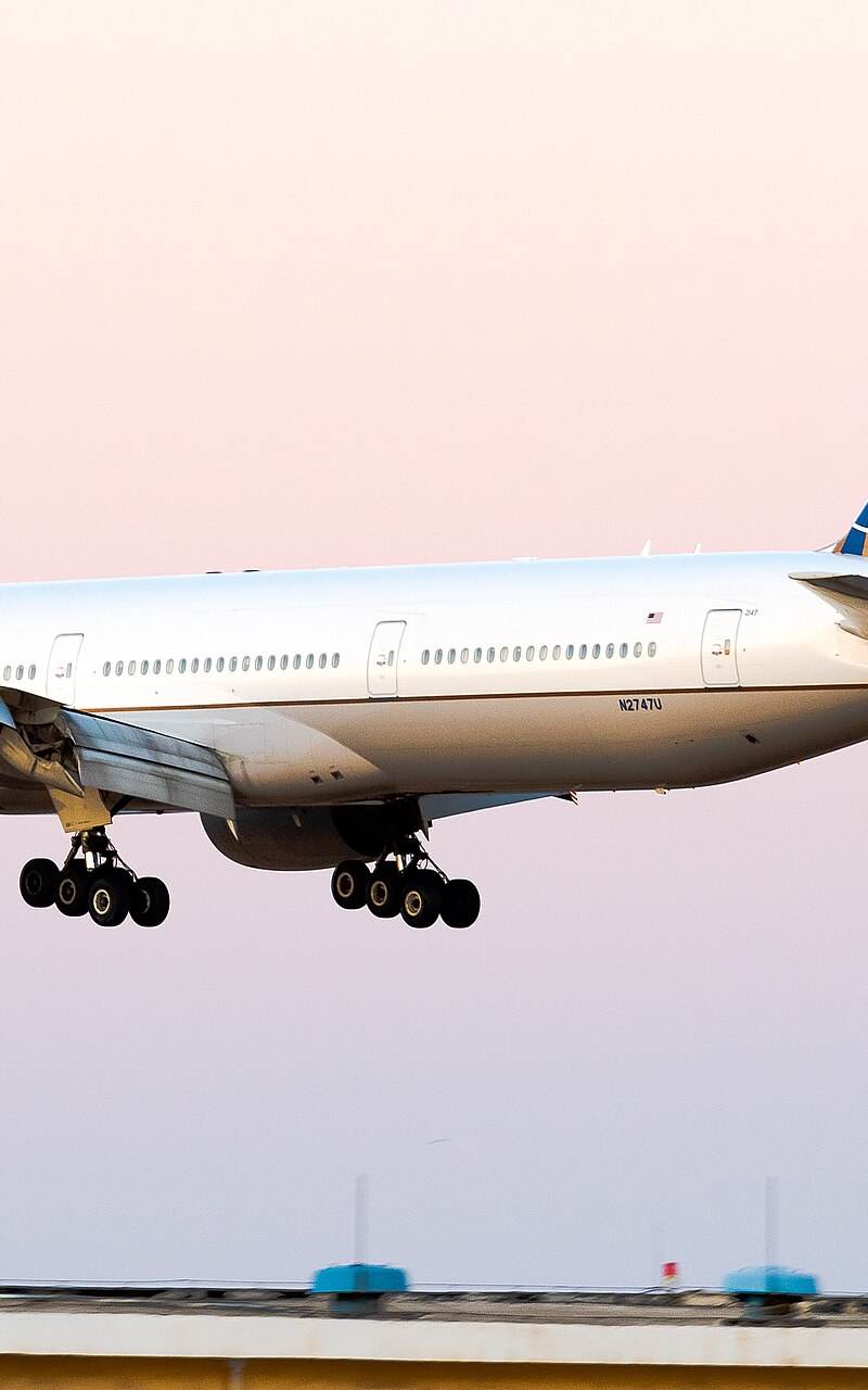 N2747U - Twin-engine aircraft