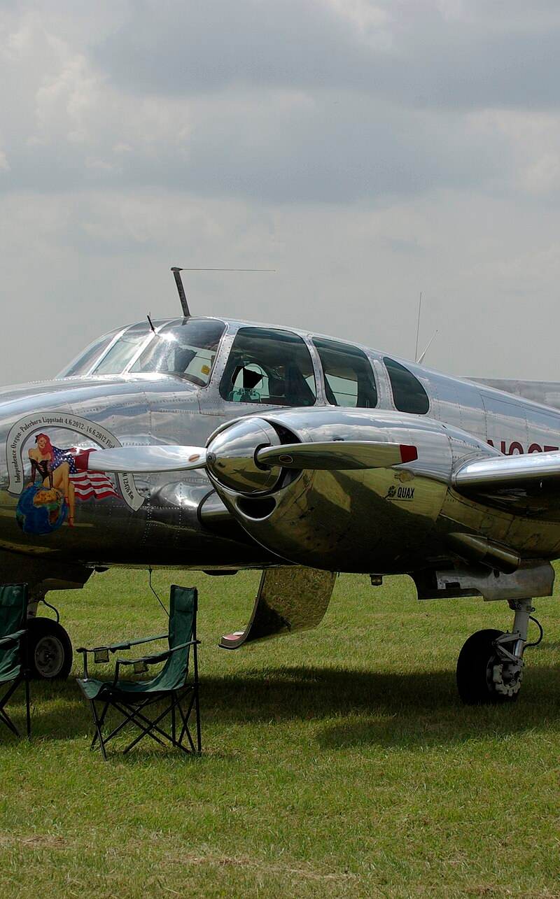 N3670B - Twin-engine aircraft