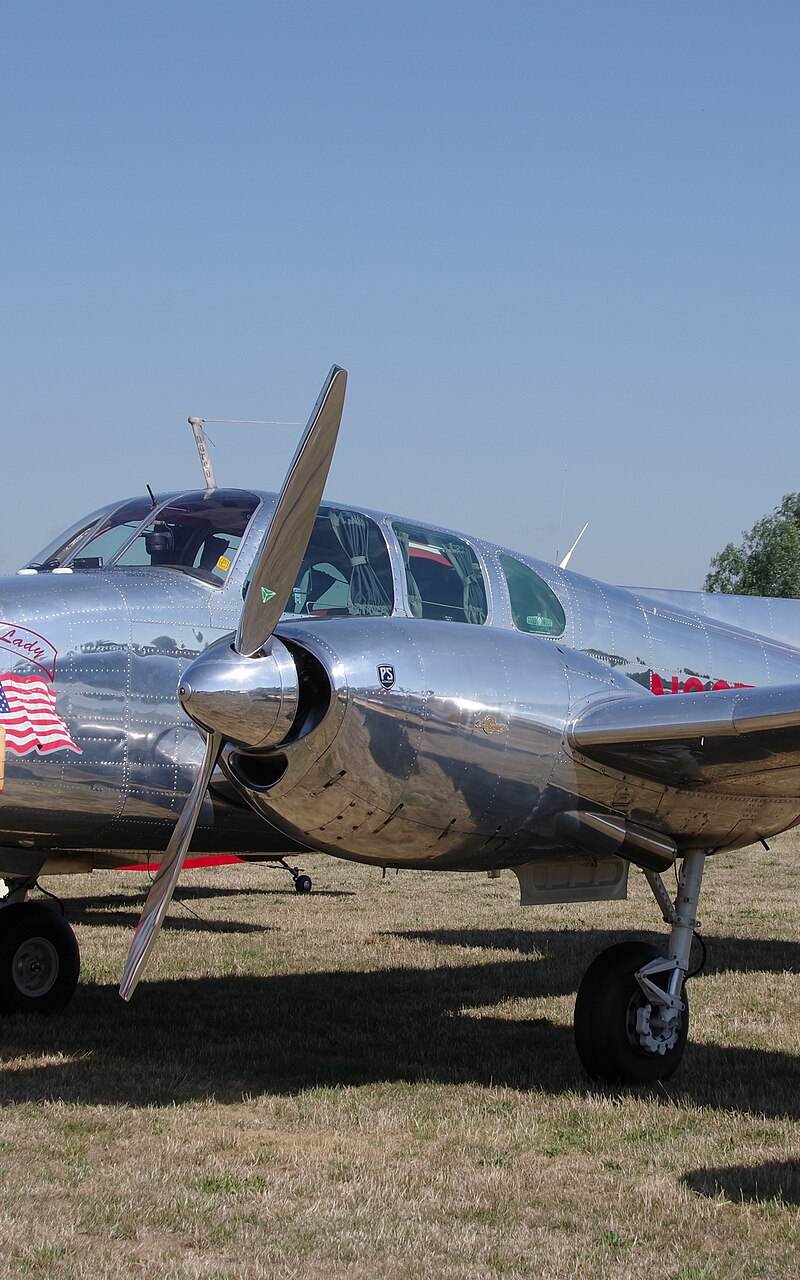 N3670B - Twin-engine aircraft