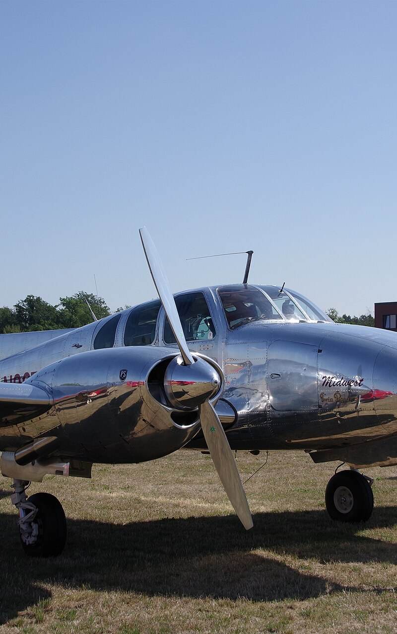 N3670B - Twin-engine aircraft