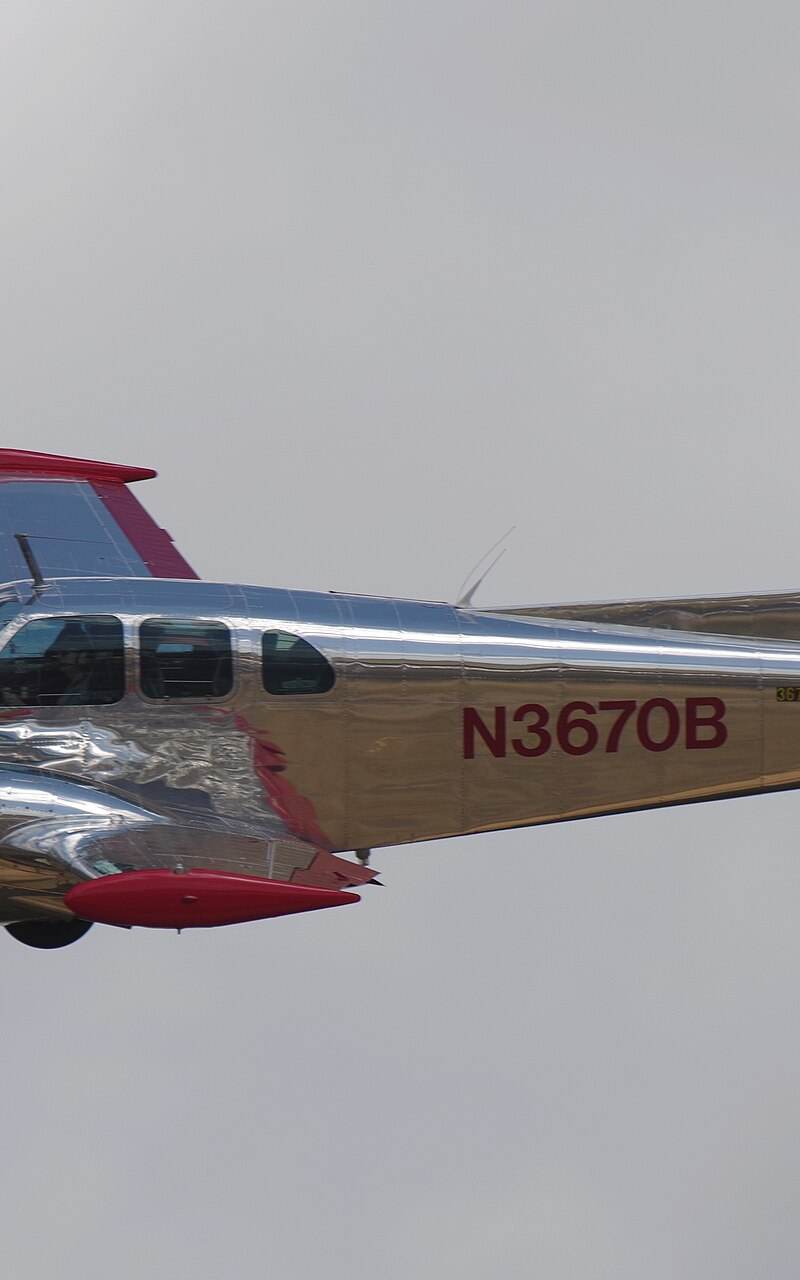 N3670B - Twin-engine aircraft