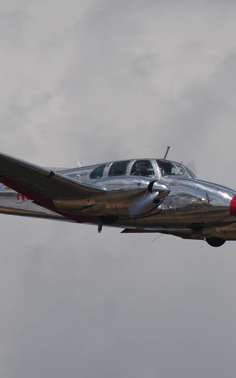 N3670B - Twin-engine aircraft