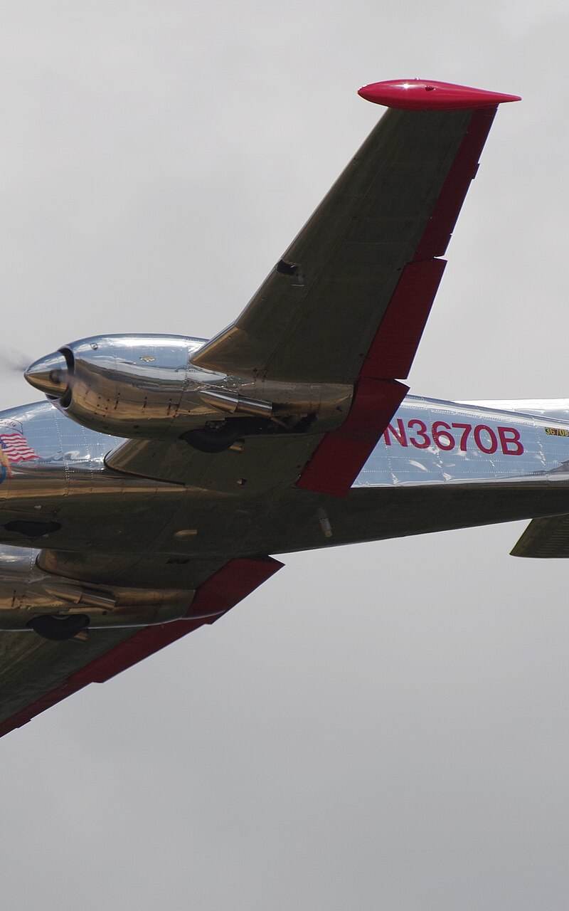 N3670B - Twin-engine aircraft