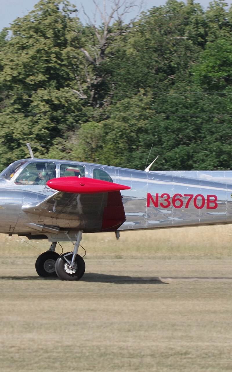 N3670B - Twin-engine aircraft