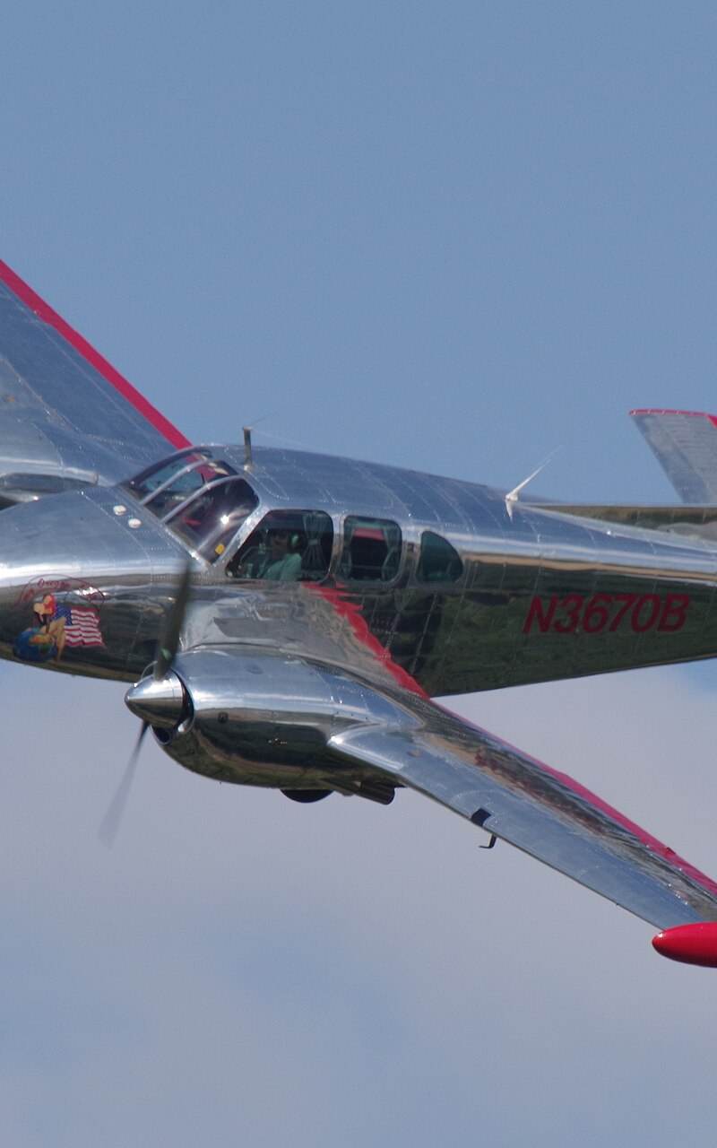 N3670B - Twin-engine aircraft
