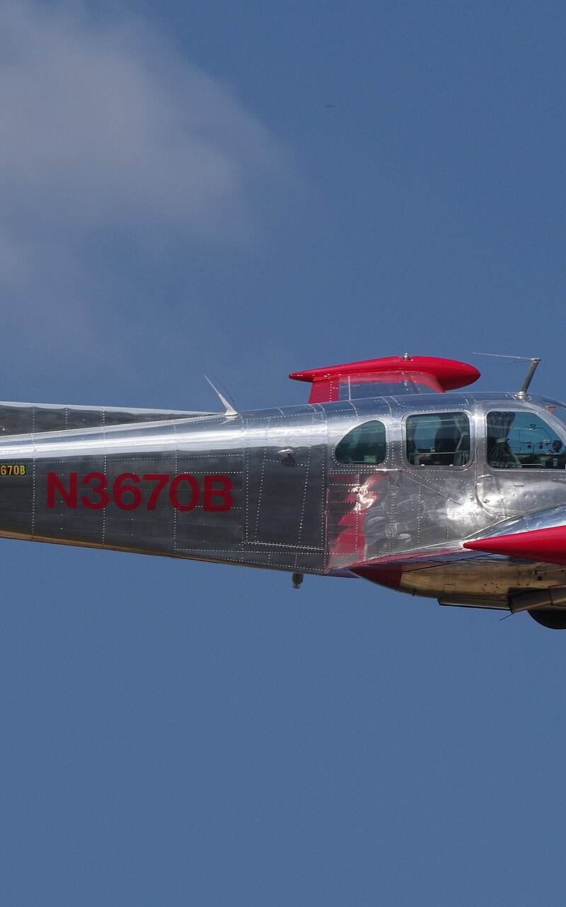 N3670B - Twin-engine aircraft