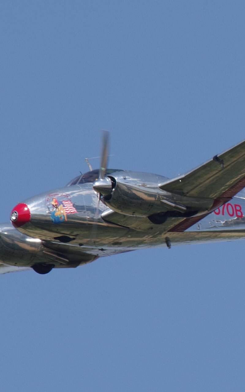N3670B - Twin-engine aircraft